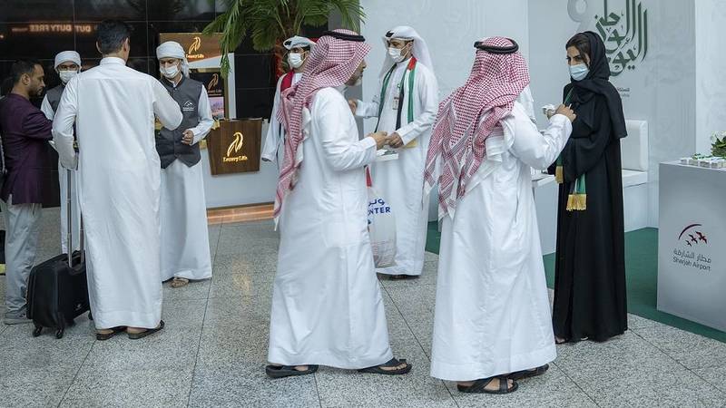 خلال استقبال المسافرين السعوديين بالورود