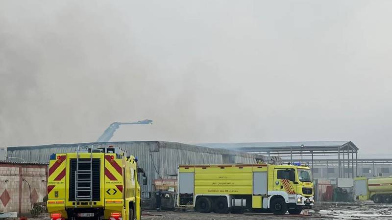 السيطرة على حريق بسبب انفجار أسطوانة غاز في مصنع بمنطقة المفرق الصناعية