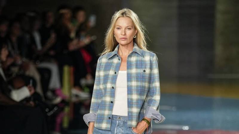 عارضة خلال الفعالية أسبوع ميلانو للموضة