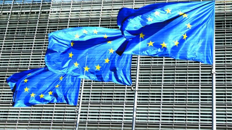 أعلام الاتحاد الاوروبي ترفرف أمام مقر المفوضية الأوروبية في بروكسل