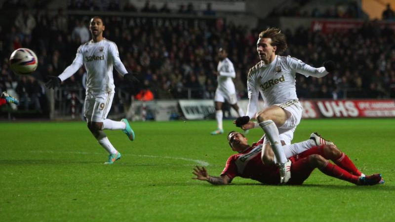 ميشو يشن هجمة بقميص سوانسي