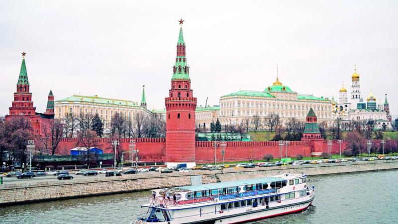 قارب سياحي يبحر في نزهة داخل نهر موسكفا أمام الكرملين في وسط مدينة موسكو 