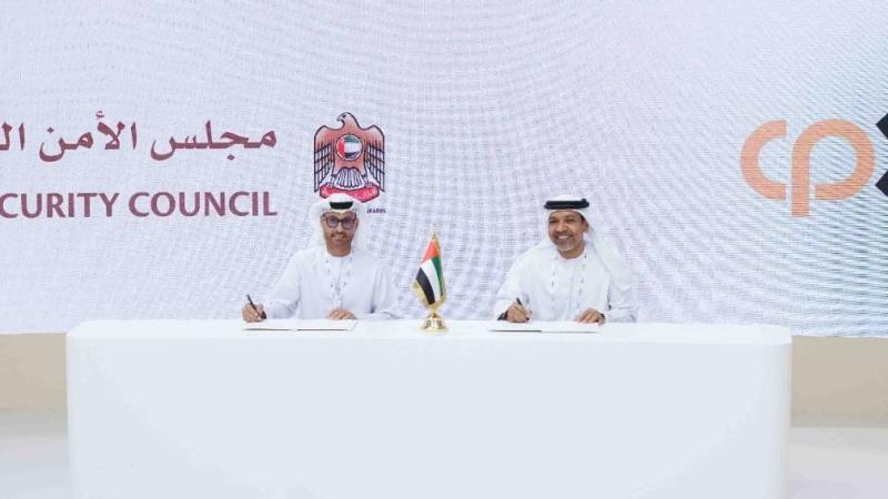محمد الكويتي وخالد الملحي خلال توقيع الاتفاقية