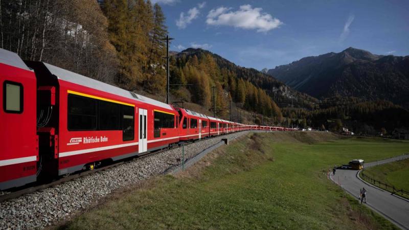 أطول قطار ركاب بالعالم في جبال الألب السويسرية (أ ف ب)