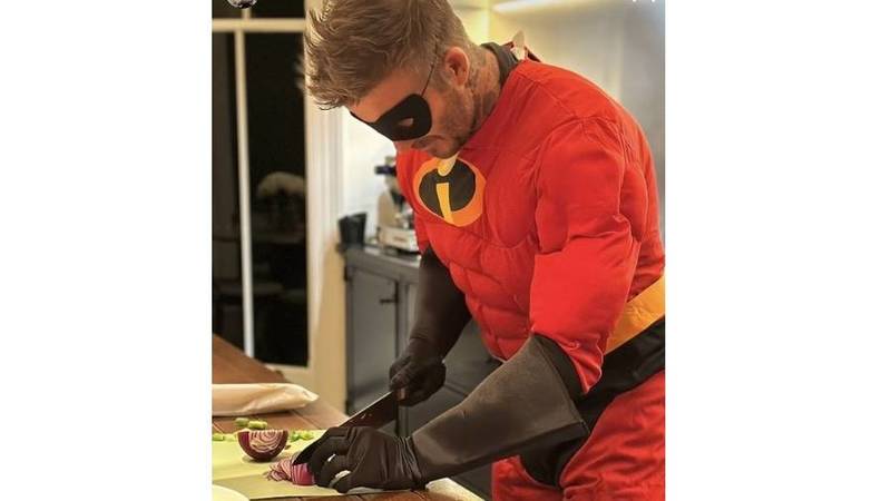 بيكهام يعد العشاء بزي باتمان