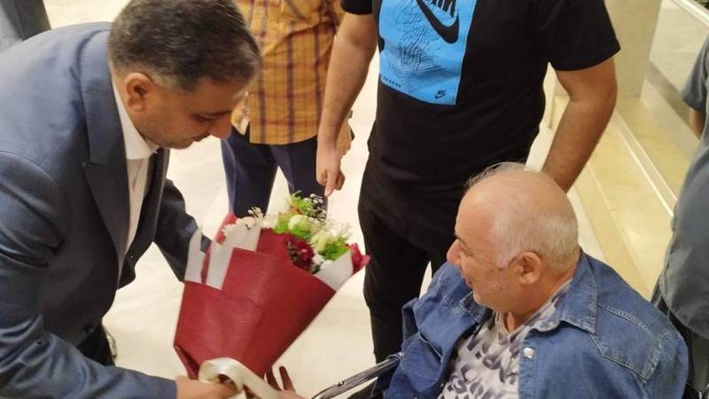 يحيى علوان يتسلم باقة ورد من وزير الشباب والرياضة العراقي أحمد المبرقع