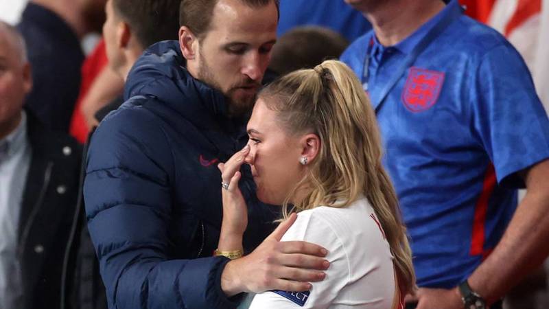 كين يواسي زوجته بعد خسارة لقب يورو