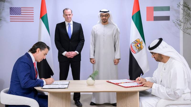 بحضور رئيس الدولة .. الإمارات والولايات المتحدة توقعان شراكة استراتيجية لاستثمار 100 مليار دولار، لإنتاج 100 غيغاواط من الطاقة النظيفة 