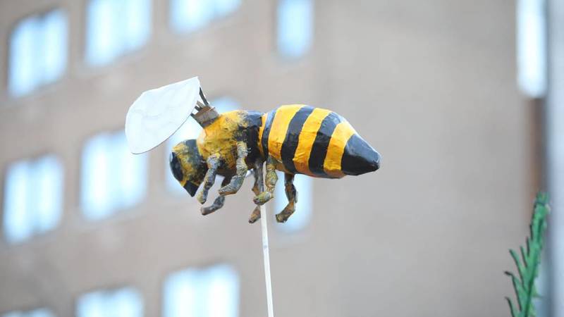مجسم نحلة من تظاهرة تدعو لحماية البيئة في مونتريال (أ.ف.ب)