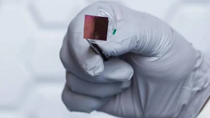 الجهاز يزرع تحت الجلد