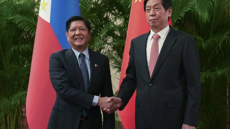 الرئيس الفلبيني ورئيس اللجنة الدائمة للمجلس الوطني لنواب الشعب الصيني لي زانشو (أ ب)