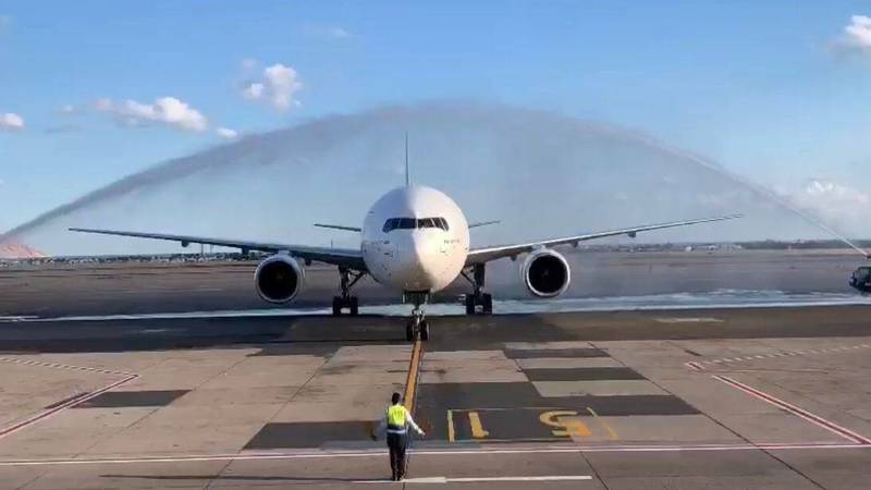 استقبال الطائرة بتقليد رش المياه
