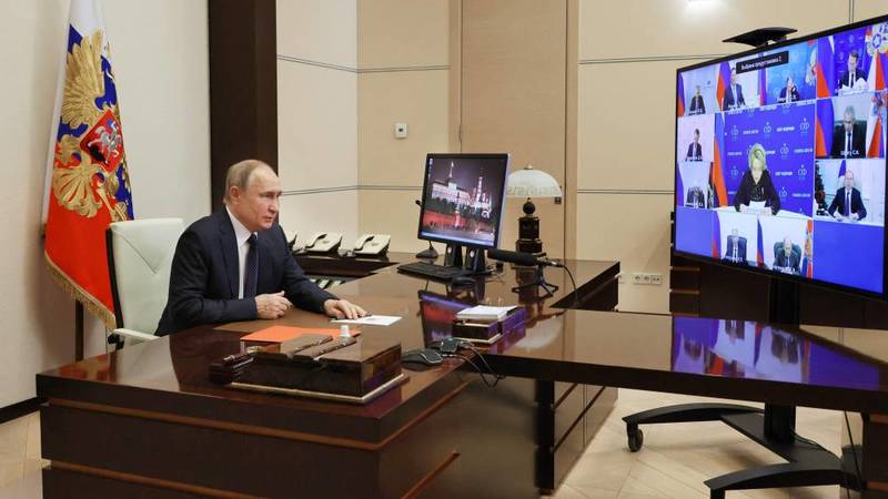 بوتين يناقش «العملية العسكرية» بأوكرانيا مع مجلس الأمن القومي (أ ف ب)