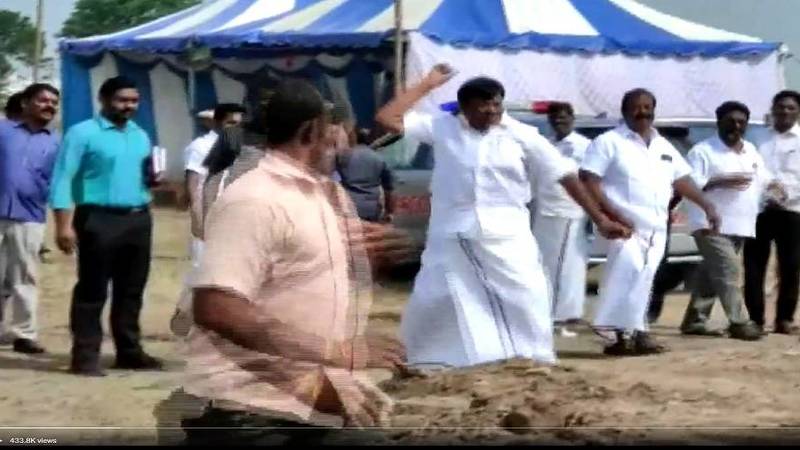 وزير في ولاية هندية يقذف أعضاء حزبه بحجر 