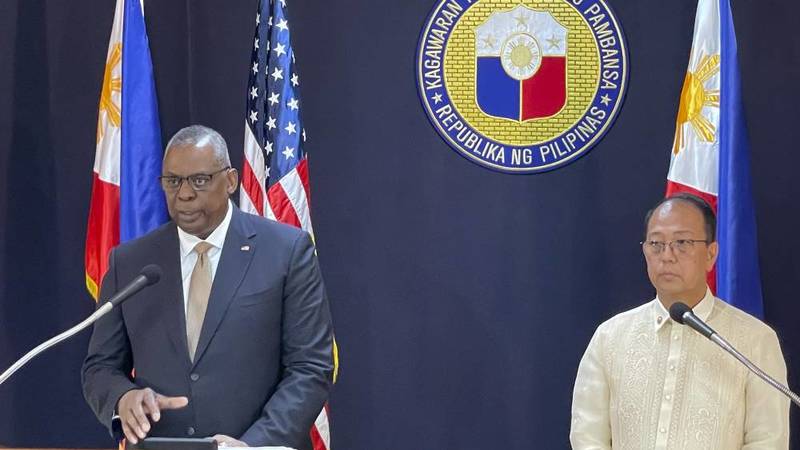 وزير الدفاع الأمريكي لويد أوستن ونظيره الفلبيني كارليتو جالفيز جونيور