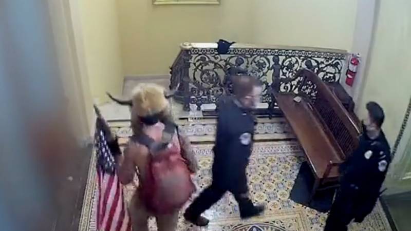 مقاطع فيديو تظهر مساعدة الأمن لمقتحمي الكابيتول.
