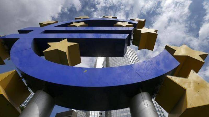 شعار اليورو أمام البنك المركزي الأوروبي (رويترز)