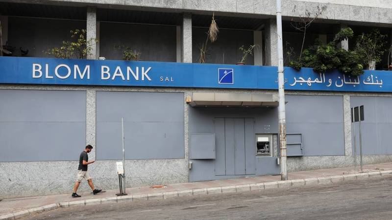خلال إضراب البنوك في بيروت (رويترز)