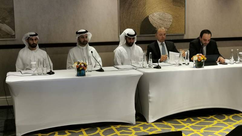 صقر بن سعود يتوسط مجلس إدارة «سيراميك رأس الخيمة» خلال الاجتماع