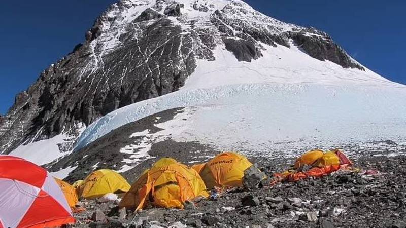 معدات تخييم في جبل إيفرست