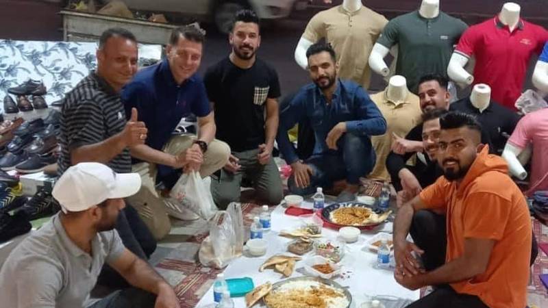 كاساس أثناء مشاركته وجبة افطار بالكرادة في بغداد