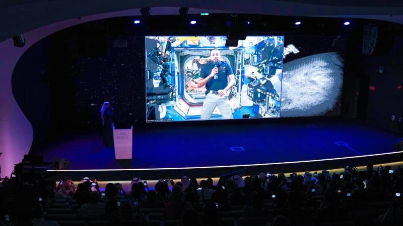 "محمد بن راشد للفضاء" ينظم لقاء مباشر مع رائد الفضاء سلطان النيادي في متحف المستقبل.