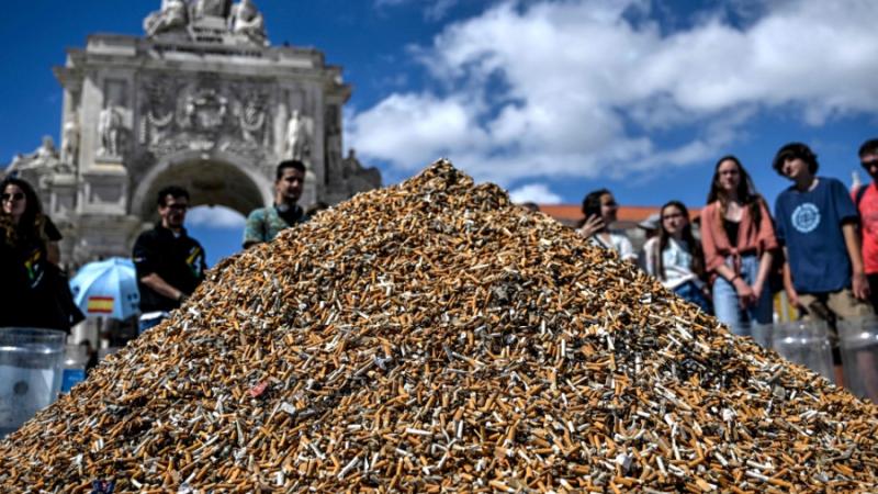 ناشطون برتغاليون يجمعون أعقاب السجائر للتوعية من هذه الملوثات