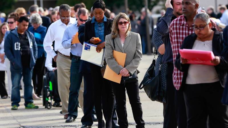 أشخاص ينتظرون في طابور لدخول معرض الوظائف الضخمة في نيويورك (رويترز)