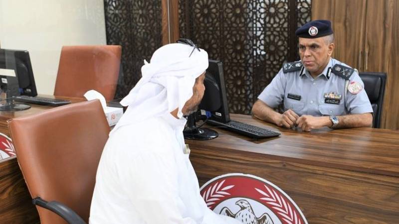 مدير قطاع الأمن الجنائي في شرطة أبوظبي خلال استقبال أحد المتعاملين