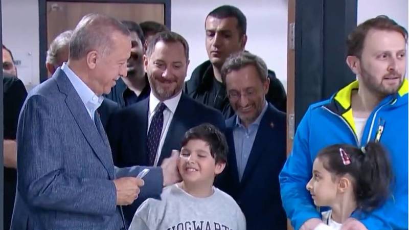 أردوغان يداعب حفيده