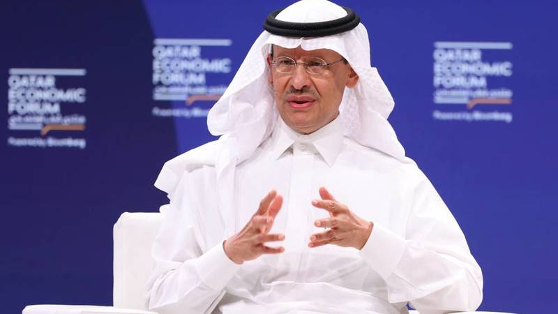 الأمير عبد العزيز بن سلمان متحدثاً خلال جلسة نقاشية في منتدى قطر الاقتصادي (بلومبيرغ)