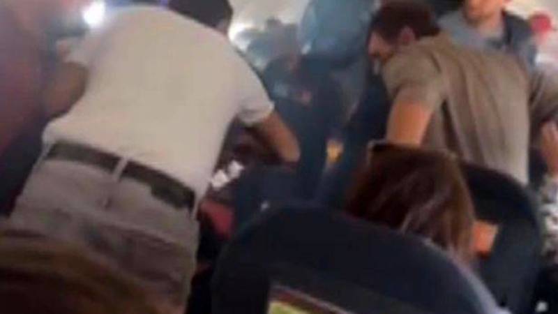 الركاب يخمدون الحريق