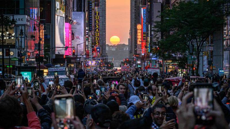 سكان نيويورك يلتقطون صوراً لغروب الشمس  (أ.ف.ب)