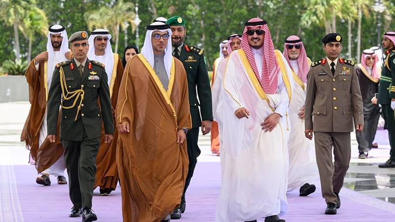 منصور بن زايد يصل جدة على رأس وفد الإمارات للمشاركة في أعمال القمة العربية  | صحيفة الخليج