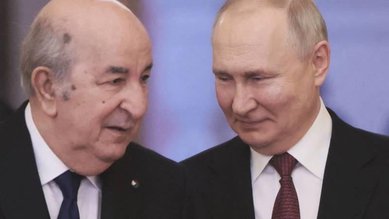 الرئيس الروسي بوتين ونظيره الجزائري تبون (أ ف ب)