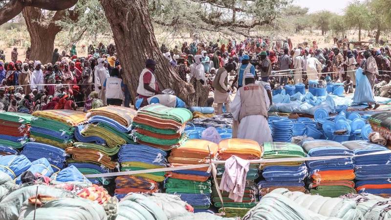 موظفون من اليونيسيف يقومون بتوزيع مساعدات للاجئين السودانيين في منطقة «كوفرون» التشادية (أرشيفية - أ ف ب)