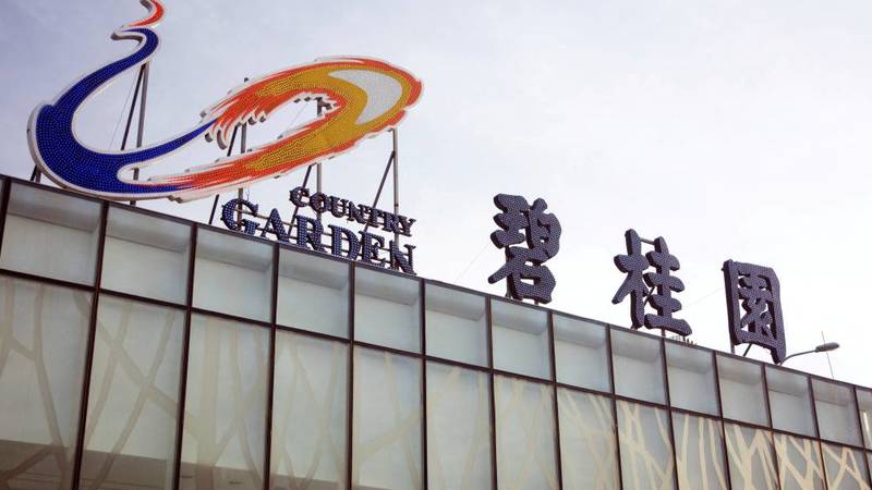 شعار «كانتري غاردن» على مبنى في داليان، الصين (رويترز)