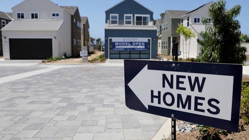 منازل مبنية حديثًا معروضة للبيع في إنسينيتاس، كاليفورنيا (رويترز)