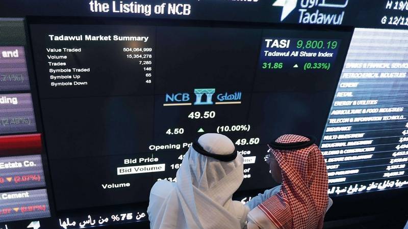 متعاملان في البورصة السعودية