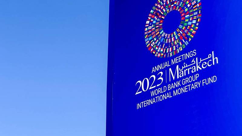 لوحة إعلانية للاجتماعات السنوية لصندوق النقد والبنك الدولي في مراكش (رويترز)