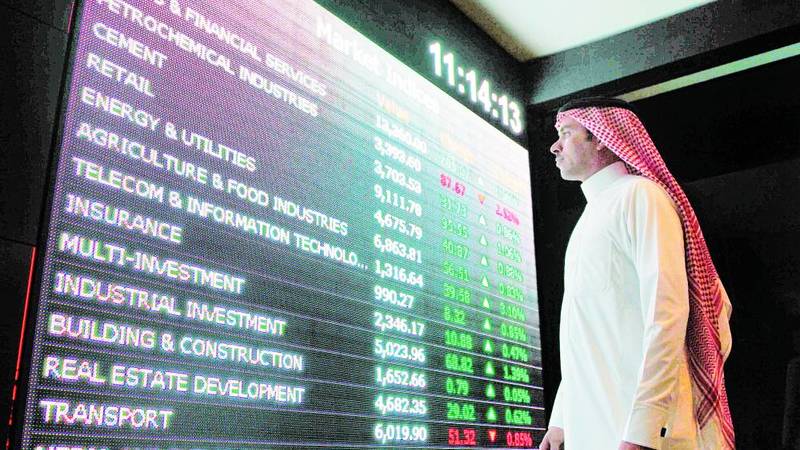 مستثمرون يتابعون حركة التداول في بورصة السعودية (أرشيفية)