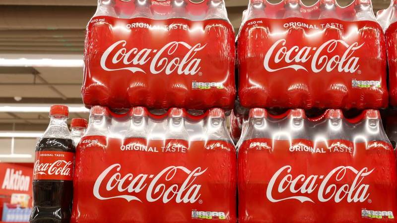 عبوات «كوكا كولا» داخل سوبر ماركت في سويسرا (رويترز)