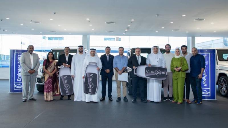 الفائزون برفقة ممثلين عن بنك الإمارات دبي الوطني خلال حفل توزيع الجوائز.