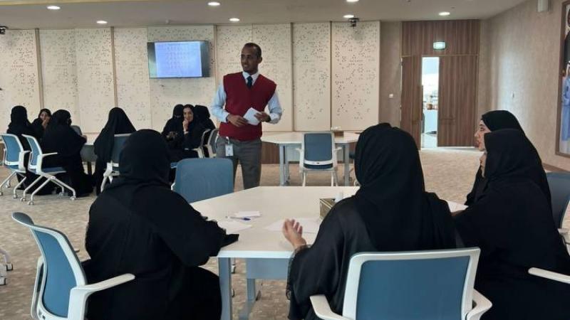 محاكم دبي تدرب كوادرها على التواصل بلغة الإشارة