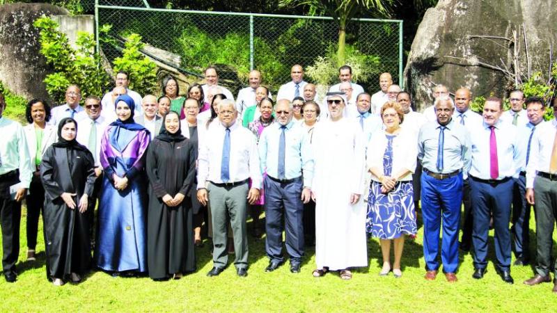 رئيس جمهورية سيشيل يتوسط المشاركين في إطلاق برنامج القيادات التنفيذية