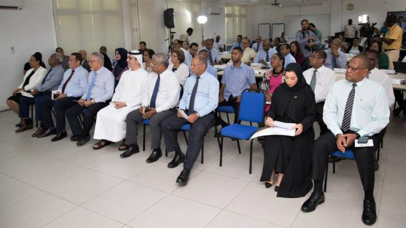 رئيس جمهورية سيشيل يتوسط المشاركين في إطلاق برنامج القيادات التنفيذية