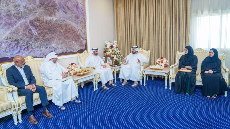 ولي عهد الفجيرة يشيد بالشراكة بين «المنتجات الإسمنتية» و«تنمية المناطق»