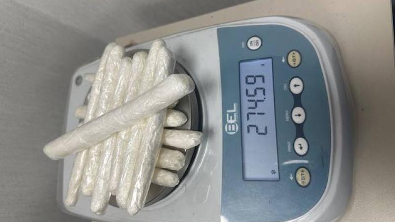 «جمارك دبي» تضبط مسافراً أوروبياً حاول تهريب الممنوعات