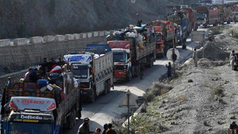 باكستان تفتح المزيد من المراكز على الحدود لتسريع عودة الأفغان لبلادهم