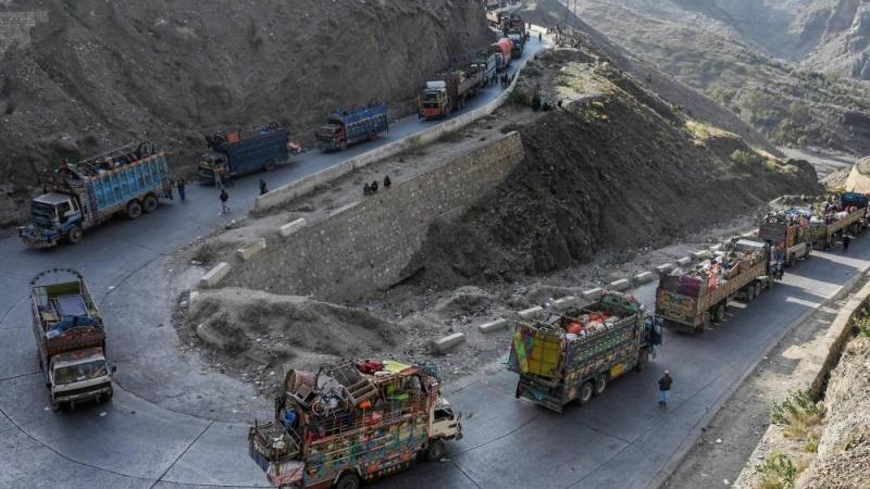 باكستان تفتح المزيد من المراكز على الحدود لتسريع عودة الأفغان لبلادهم